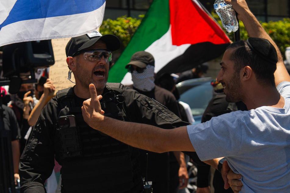 A pro-Palestinian demonstration outside a synagogue in Los Angeles clashed violently with a pro-Israeli counterdemonstration on Sunday.