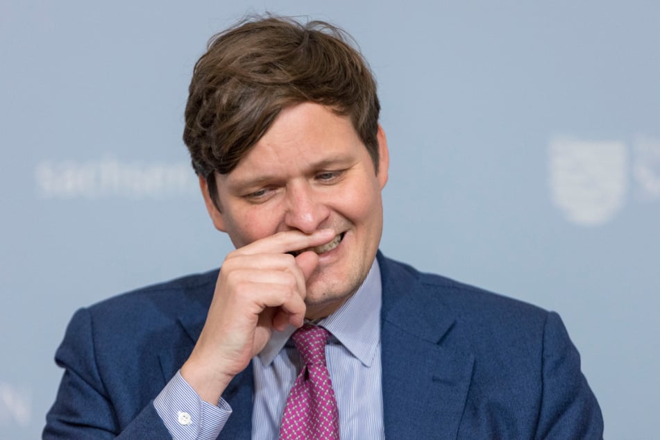 Wieder geblitzt: Kultusminister Conrad Clemens (42, CDU) ist peinlich berührt. Demnächst muss er wegen Raserei vor den Kadi. Es droht der Umstieg auf ein Lastenrad.