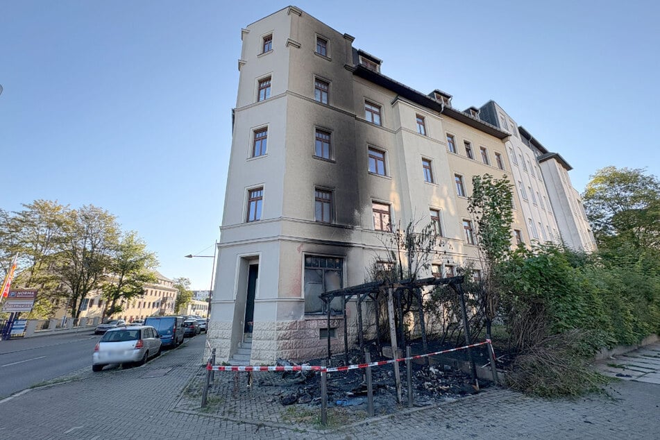 Die Fassade des Hauses ist nach dem Feuer stark verrußt.