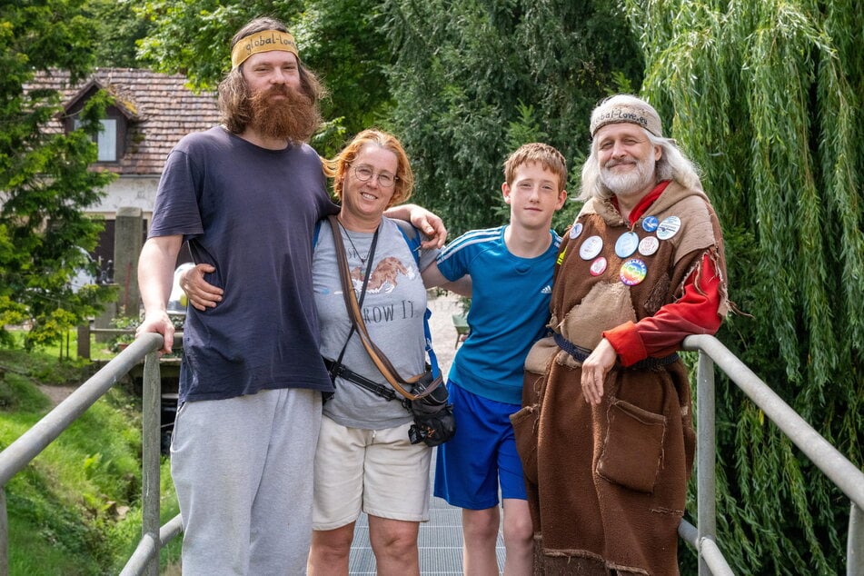 Wahlfamilie: Jannik Schenker, Anke Rochelt (52) und Sohn Aljoscha (13) neben Öff Öff.