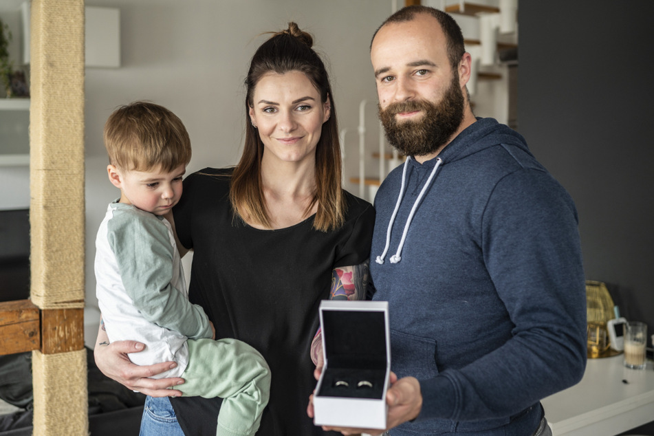 Offiziell verheiratet, aber die Trauringe müssen noch warten bei Evelyn (30) und Stefan Wenke (30). Auch Sohn Tim (2) ist traurig.