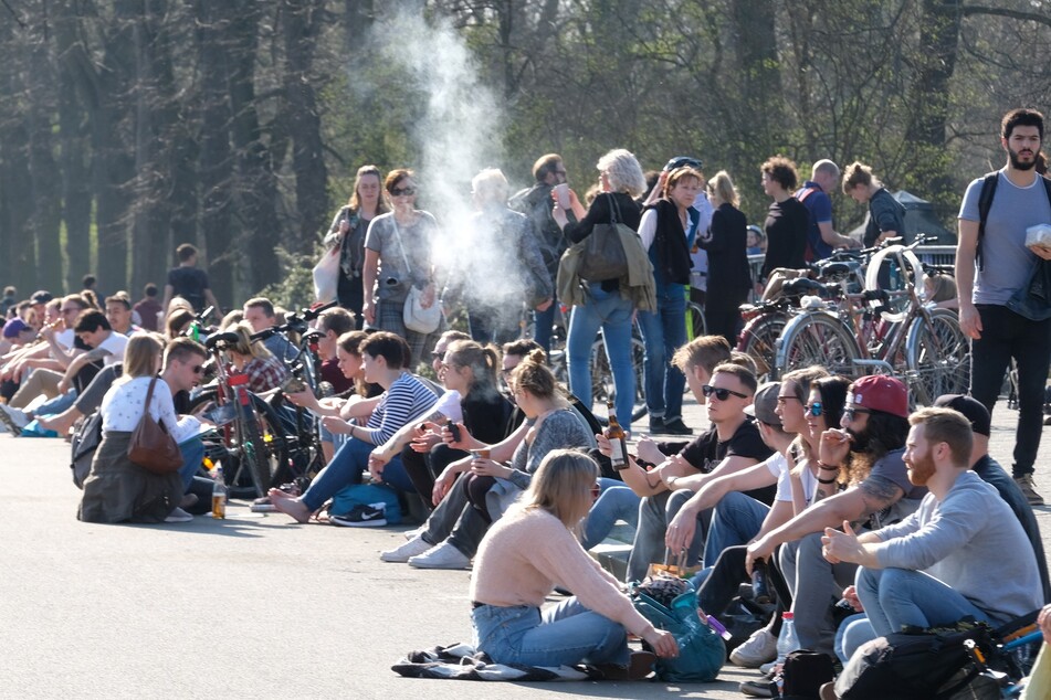 Auf der Sachsenbrücke findet am Sonntag eine Queer-Poetry Jam statt. (Archivbild)