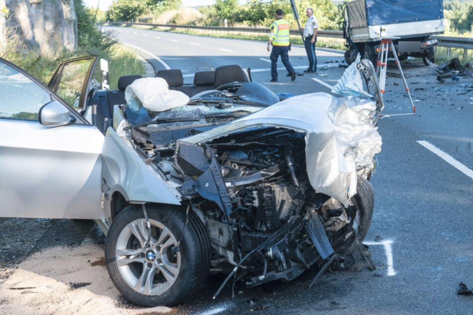 BMW-Fahrer kracht frontal in Kleintransporter: 59-Jähriger stirbt noch an der Unfallstelle