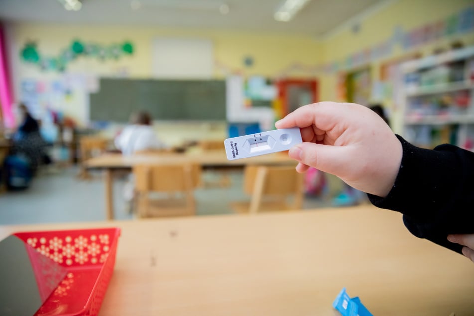 Ein Schüler hält einen Corona-Schnelltest mit seinem negativen Testergebnis in die Kamera. In der ersten Woche mit flächendeckenden Tests wurden an Thüringens Schulen bei 0,24 Prozent der getesteten Schüler das Virus nachgewiesen. (Symbolbild)