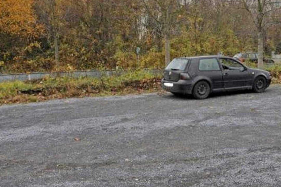 Im November 2017 entdeckte ein Spaziergänger auf einem Wanderparkplatz einen schwer verletzten 46-Jährigen in einem VW Golf. Wenige Monate später verstarb der Mann. (Archivfoto)