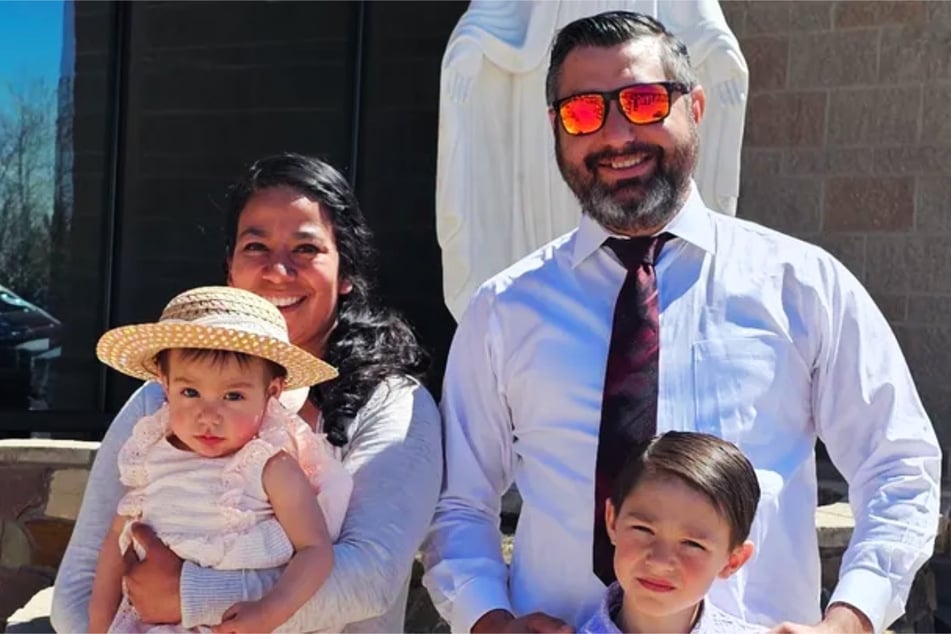 Cody Guillen (r.), seine Verlobte Samantha, Sohn Joaquin (8) und Tochter Aspen sind nach dem Brand in ihrer Wohnung auf finanzielle Hilfe angewiesen.