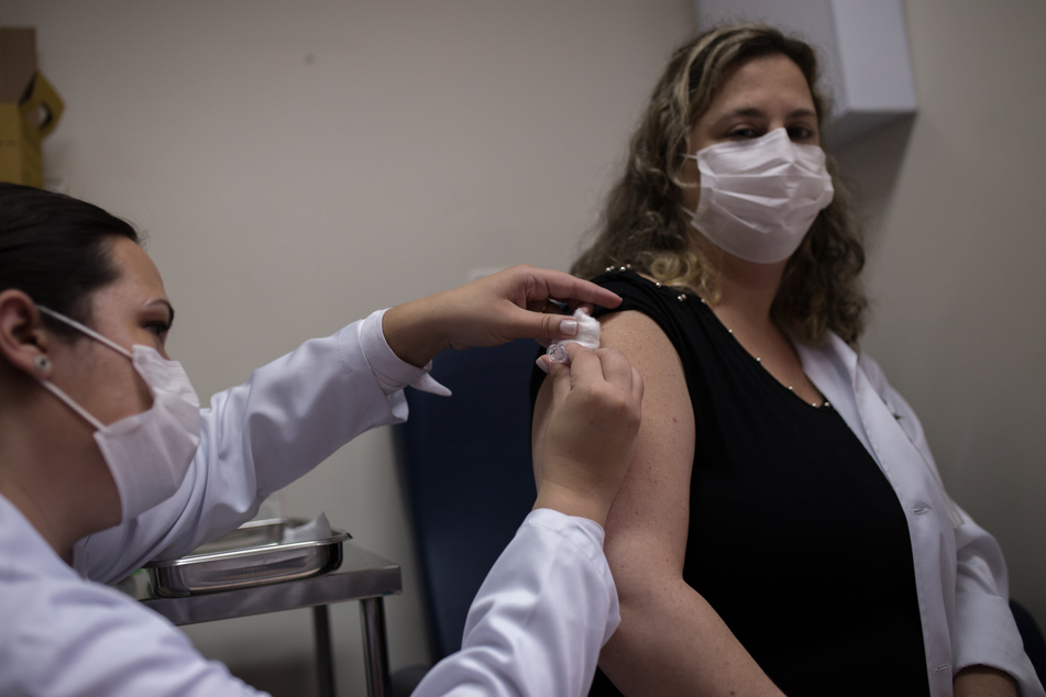 Eine Freiwillige lässt sich im Institut für Infektiologie Emilio Ribas mit einem Corona-Impfstoff des chinesischen Pharmakonzerns Sinovac impfen.