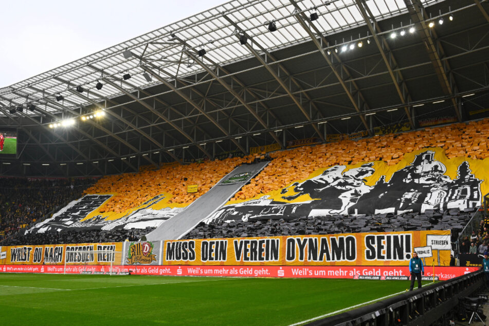 Die Dynamo-Fans feierten vor Spielbeginn ihren Verein und ihre Stadt.