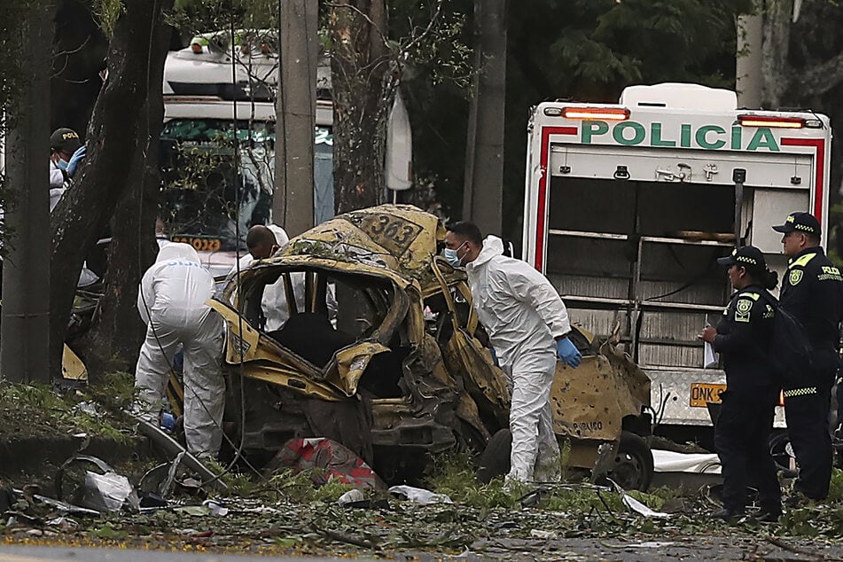 Forensiker inspizieren den Ort der Bombenexplosion.