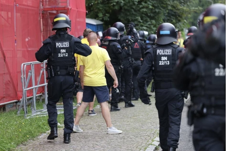 Vor und nach dem DFB-Pokalspiel am 13. August 2023 kam es zu Ausschreitungen zwischen den Fußball-Fans.