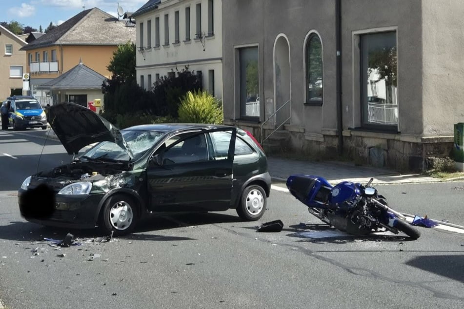Beide Fahrzeuge mussten abgeschleppt werden.