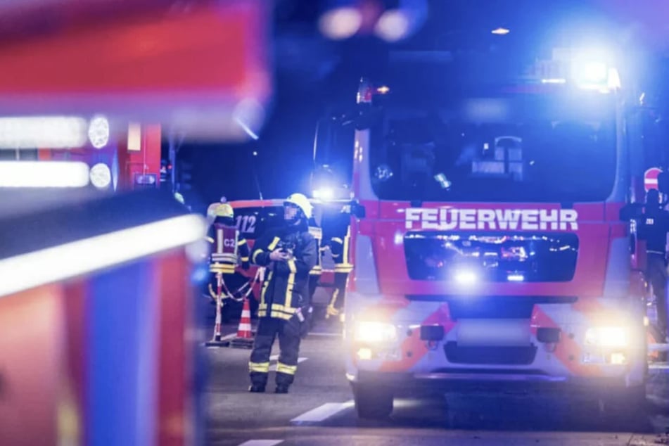 Die Feuerwehr war mehrere Stunden im Einsatz und machte bei den Löscharbeiten einen tragischen Fund. (Symbolfoto)