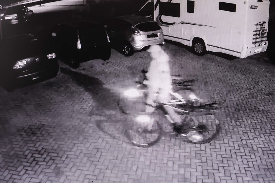 Hier schiebt der Täter die Räder über den Werkstatthof zum Fluchtfahrzeug, wie die Überwachungskamera zeigt.