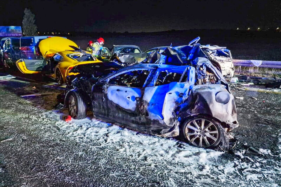 Mehrere Autos standen in Flammen, nachdem es zu dem Crash zwischen mehr als 20 Fahrzeugen gekommen war.