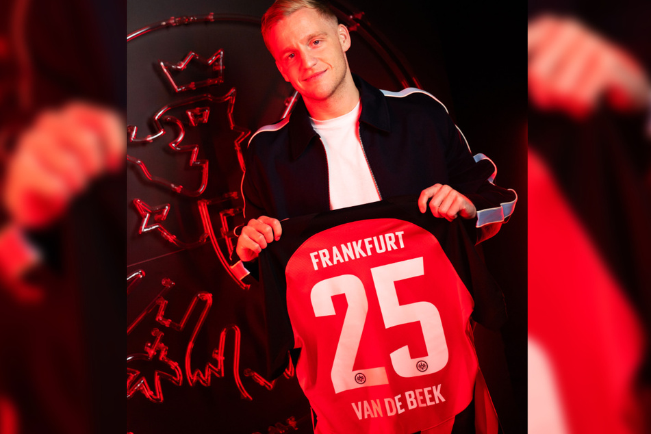 Der niederländische Mittelfeldspieler Donny van de Beek (26) wird künftig mit der Nummer 25 für Eintracht Frankfurt auflaufen.