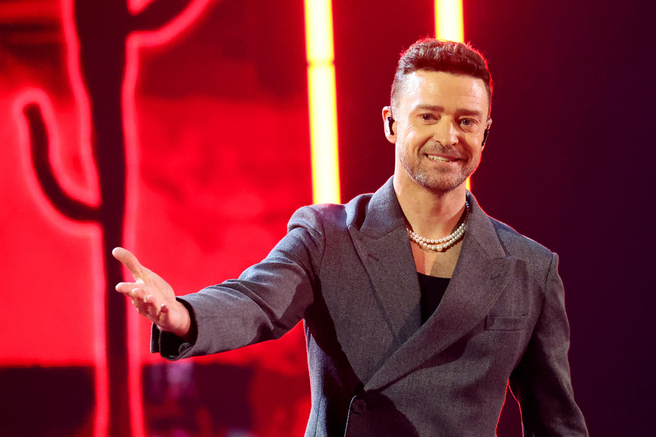 Pop star Justin Timberlake was handed a sentence of community service on Friday after he changed his plea to guilty following his arrest for drunk driving.