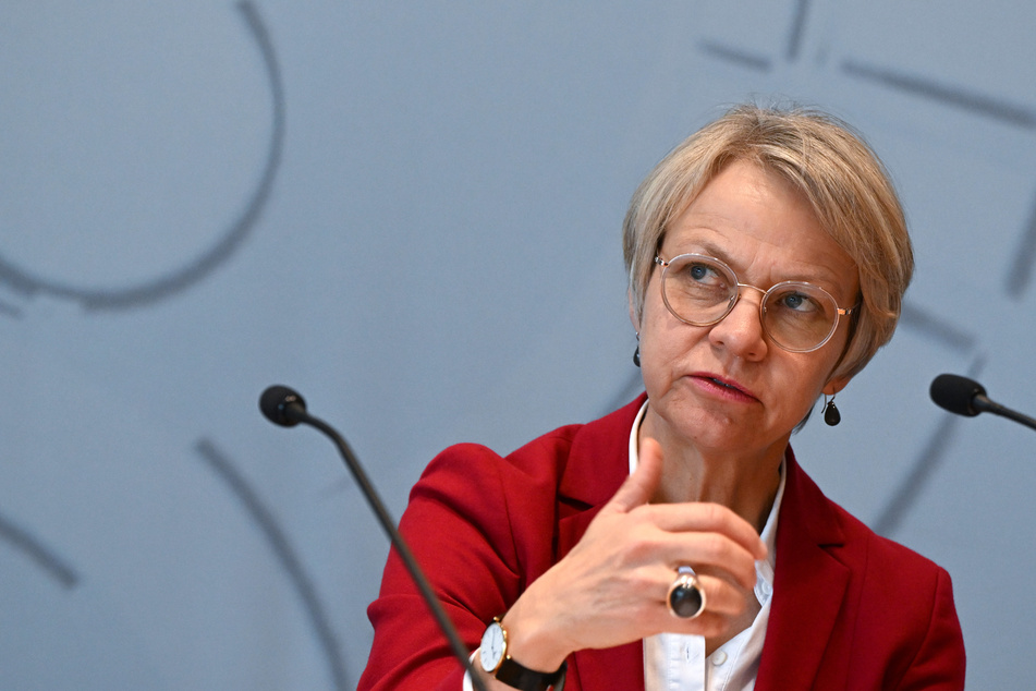 NRW-Schulministerin Dorothee Feller (56, CDU) wird für die Panne bei den Abi-Klausuren von der Opposition scharf kritisiert.