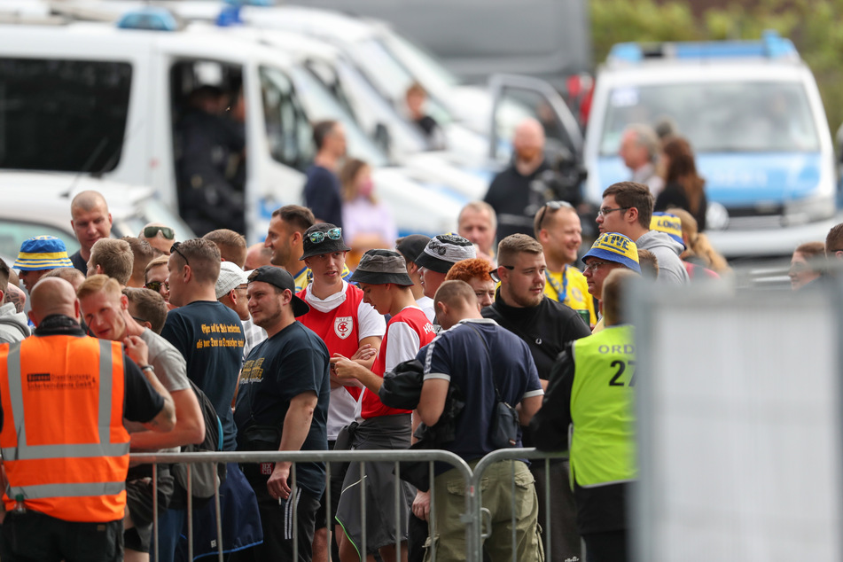 Fans des 1. FC Lok vorm Stadion. Ihre Unterstützung half leider nicht.