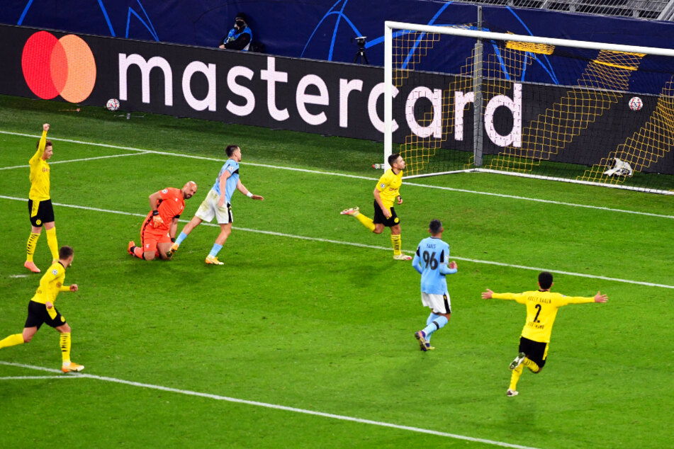Dortmunder Jubel: Raphael Guerreiro (3.v.r.) bringt den BVB in dieser Szene mit 1:0 in Führung.