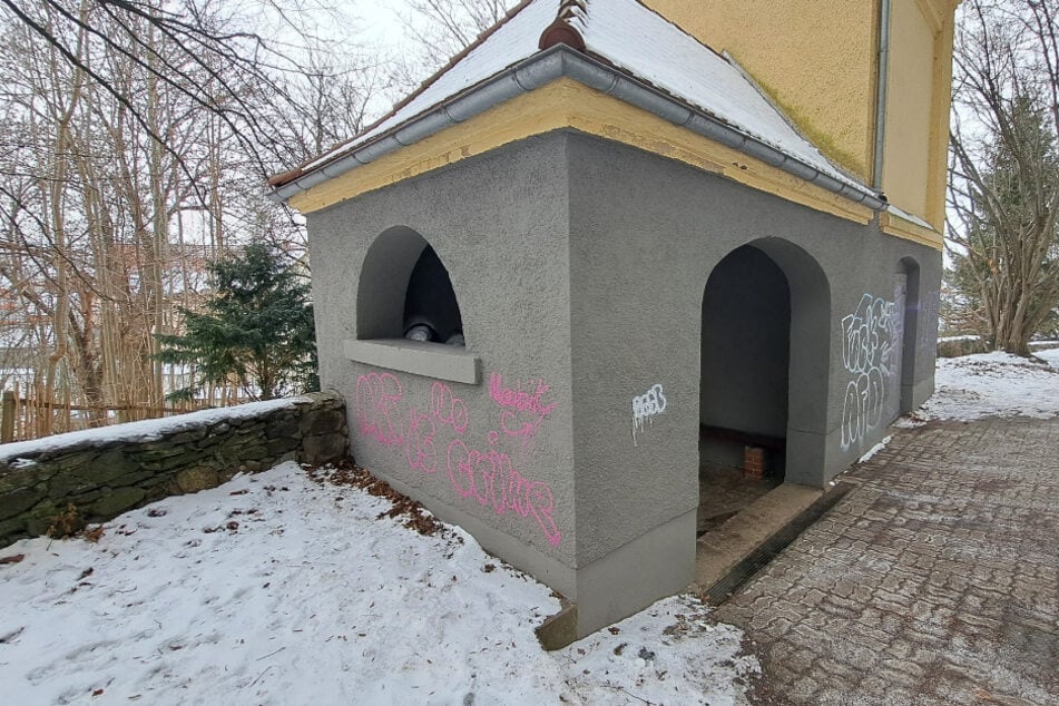 Bänke, Schilder und auch die Fassade der "Elektrischen Kirche" wurden beschmiert.