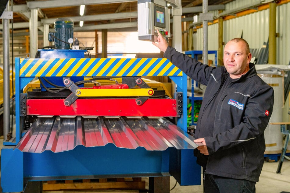 Peter Starovskys Produktion in Königstein ermöglicht es, hochwertige Blechdächer passgenau zu fertigen.