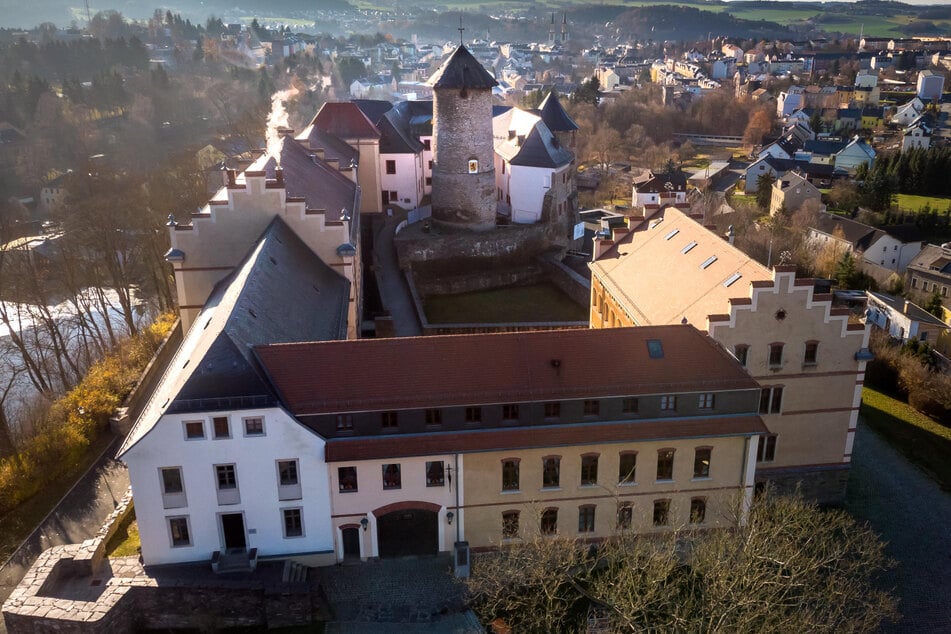 Im Schloss Voigtsberg gibt es immer wieder etwas Neues zu entdeckt, so wie aktuell die Wilhelm Busch Ausstellung.