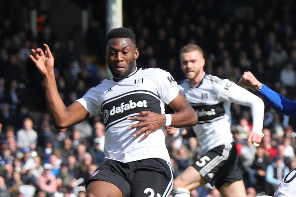 Rechtsverteidiger Timothy Fosu-Mensah (23, l) wechselt von Manchester United zu Bayer 04 Leverkusen.