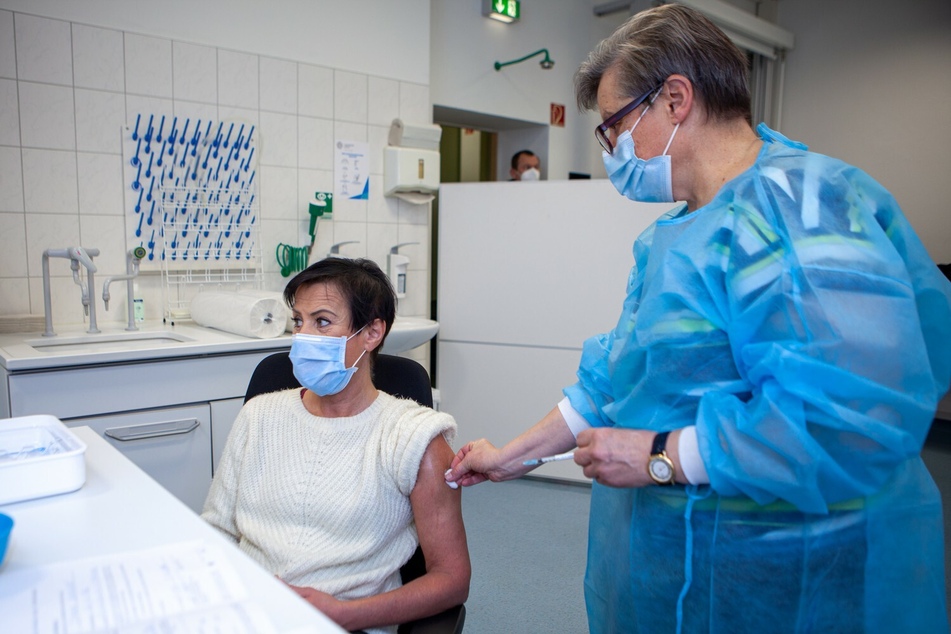 Diana Schweickert (l.) erhielt am 29. Dezember als erste Mitarbeiterin des UKL die Impfung von Dr. Melanie Weiss, Leiterin des Zentralen Bereichs Arbeitsmedizin und Arbeitssicherheit am UKL.