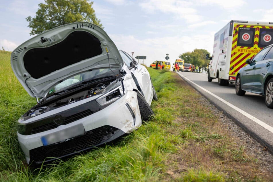Die beiden Autos landeten im Straßengraben.