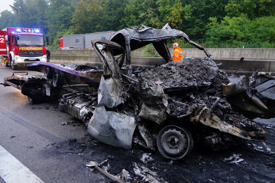 Nach der Kollision auf der A7 stand der Kleintransporter in kürzester Zeit lichterloh in Flammen.
