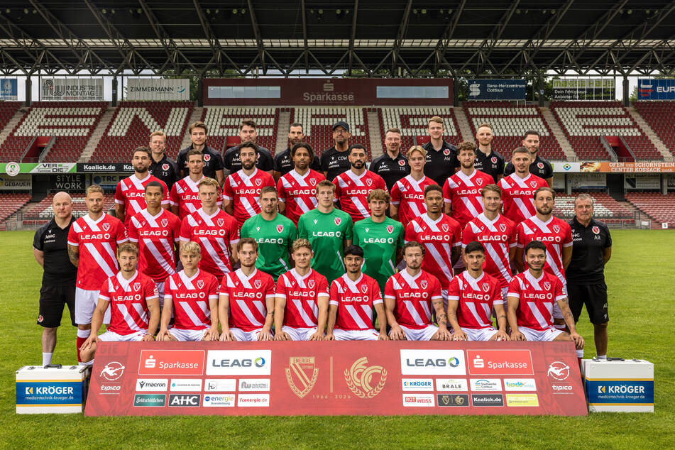 Nach dem Mannschaftsfoto Mitte Juli stießen sechs weitere Zugänge zum Team. Im Gegenzug verließ nur Romarjo Hajrulla Cottbus.