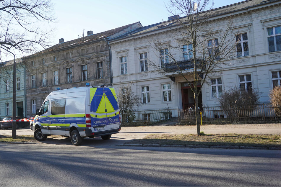 Kriminaltechniker untersuchten den Tatort und das Fahrzeug. (Symbolbild)