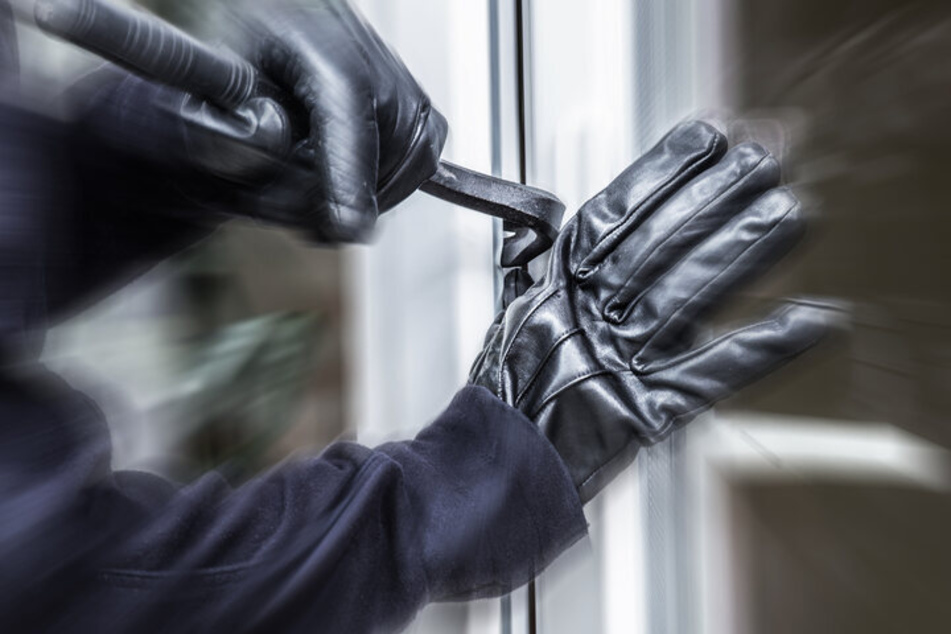 Die Polizei geht davon aus, dass die Einbrecher die Balkontür aufhebelten, um in die Wohnung zu gelangen. (Symbolbild)