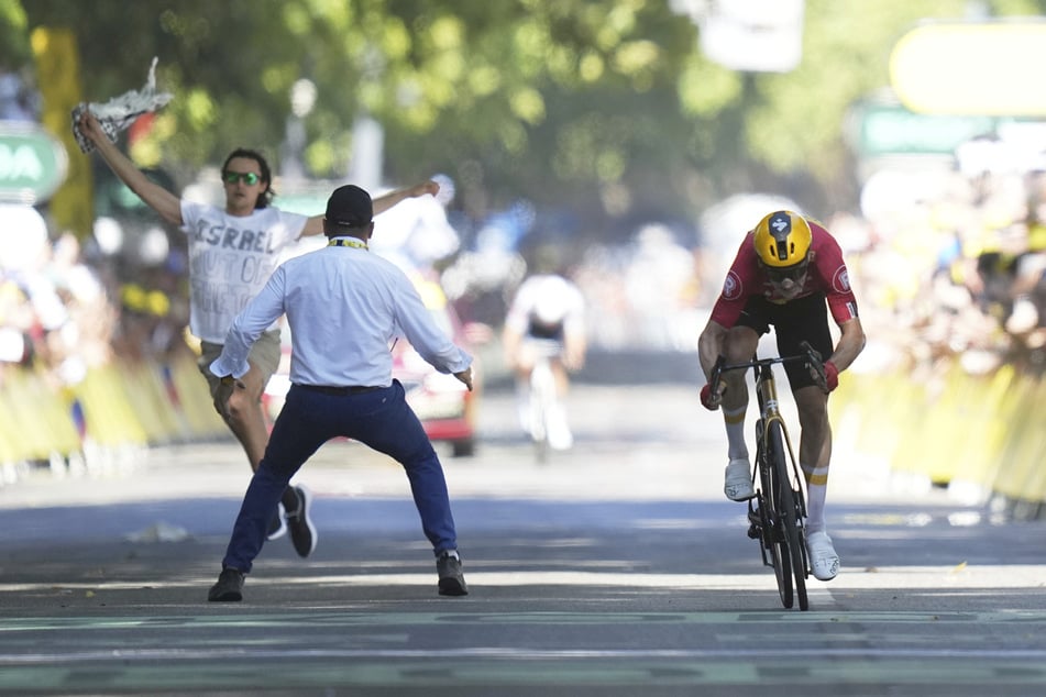 Ein Flitzer störte den Zielsprint auf der elften Etappe der Tour de France.