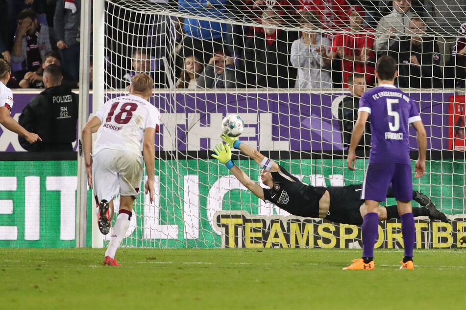 Aues Schlussmann Martin Männel war in dieser Saison ligaweit der beste aller Akteure. Auch, weil er gleich drei Elfmeter entschärfte - wie hier den des Nürnbergers Michael Frey (l.) beim dramatischen 4:3-Sieg im Oktober.