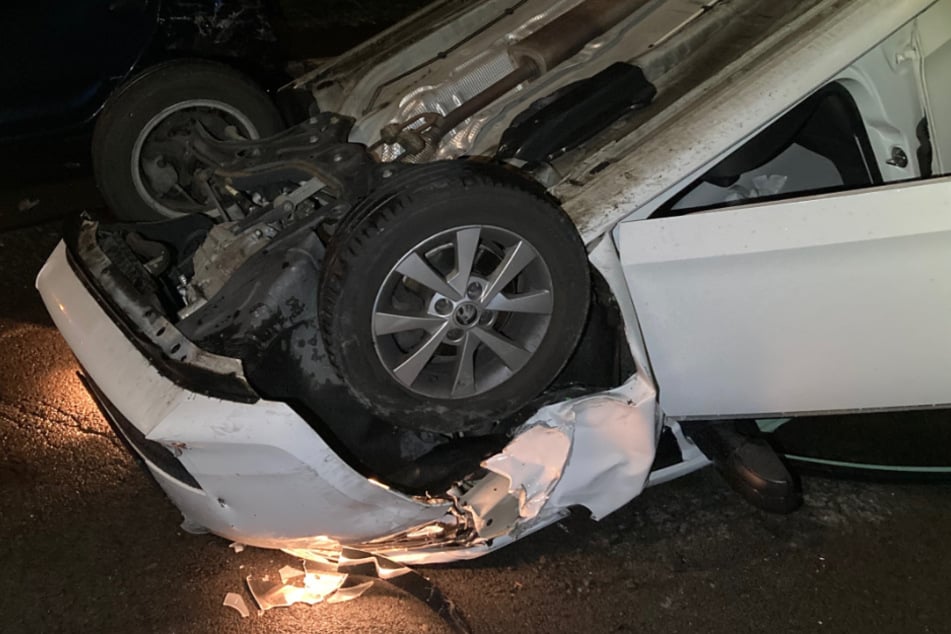 Der Skoda wurde bei dem Unfall in Gummersbach stark demoliert. Nur kurze Zeit vorher war der Wagen gestohlen worden.