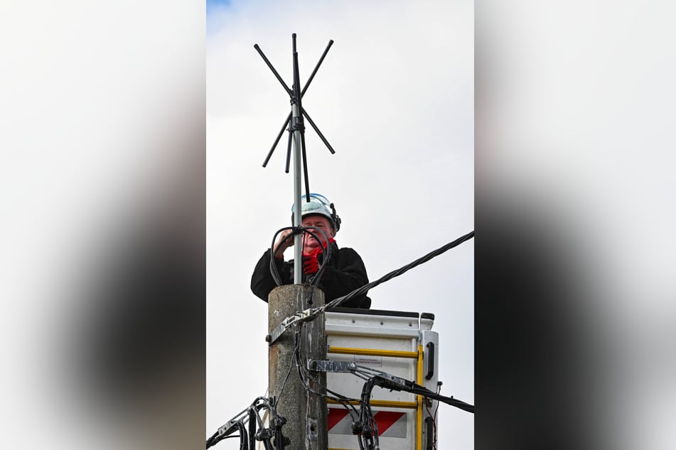 Techniker Frank Philipp (63) brachten einen neuen Abweiser an.
