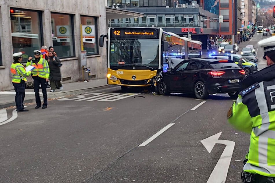 Auto kracht frontal in Bus: 60.000 Euro Schaden in Stuttgart