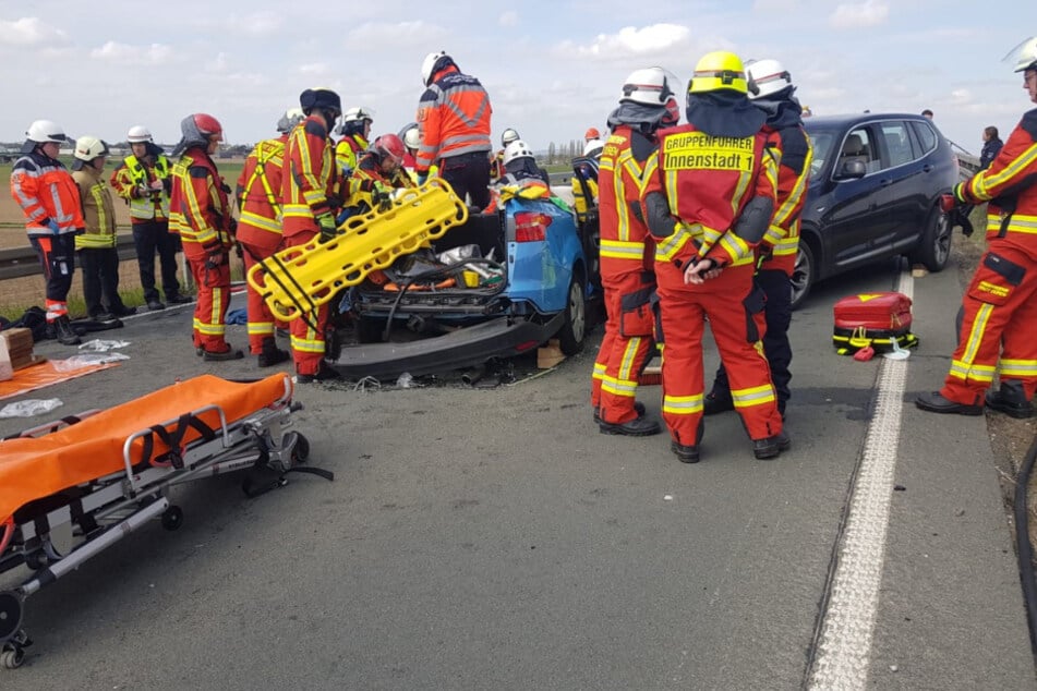 Zahlreiche Einsatzkräfte der Feuerwehr waren vor Ort und sicherten die Unfallstelle.