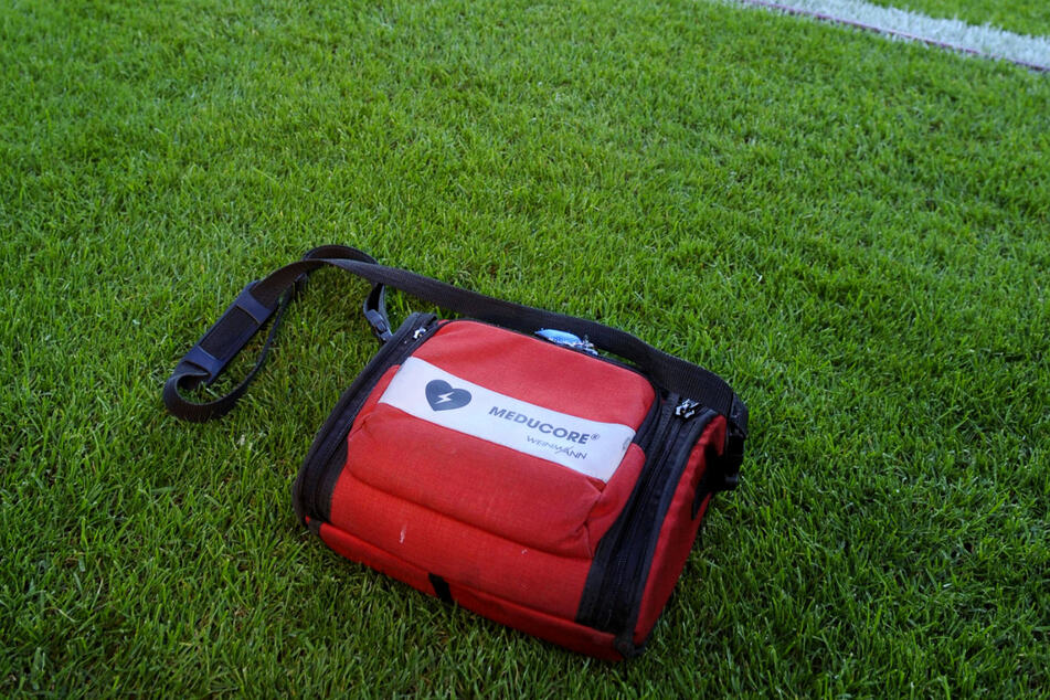 Auch bei Dynamo immer griff- und einsatzbereit: ein Defibrillator.