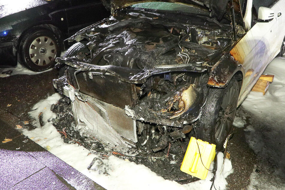 Durch die Flammen wurde das Auto vollständig zerstört.