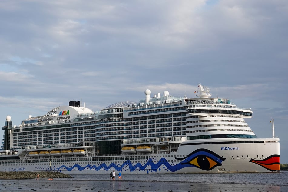 Das Kreuzfahrtschiff "AIDAperla" muss wegen eines Sturms ihren Kurs ändern.
