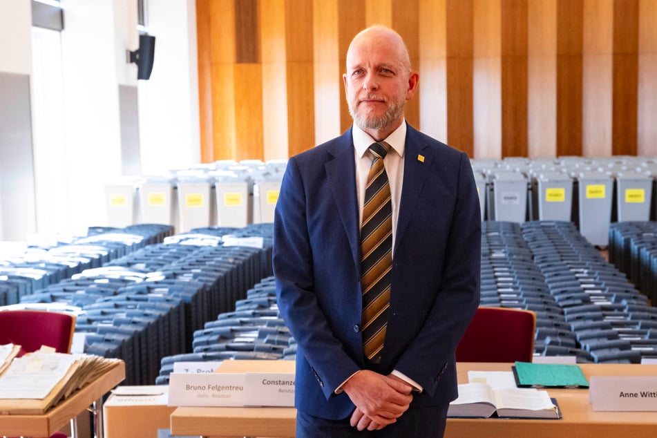 Dresdens Wahlleiter Markus Blocher (55) freute sich über die Unterstützung von 5500 Helfern in 613 Wahlbezirken. Auch die krankheitsbedingten Ausfälle konnten so kompensiert werden. (Archivbild)