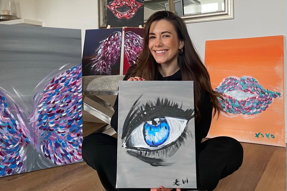 Laura hat zwischen mehrere Kunstwerke geschaffen.