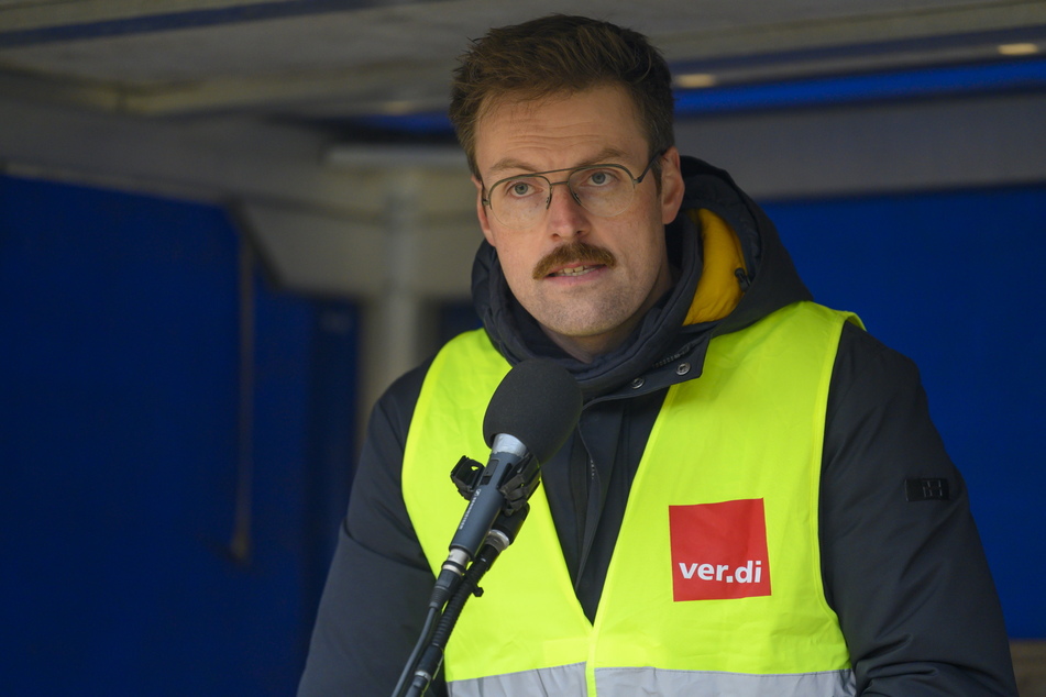 Daniel Herold (35), der Bezirksgeschäftsführer von Verdi Sachsen West-Ost-Süd, kündigt für Freitag einen großen DVB-Streik an.