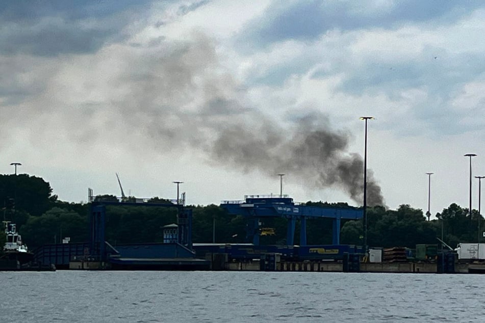 Über dem Hafen von Travemünde war am Sonntag eine dichte Rauchwolke zu sehen.