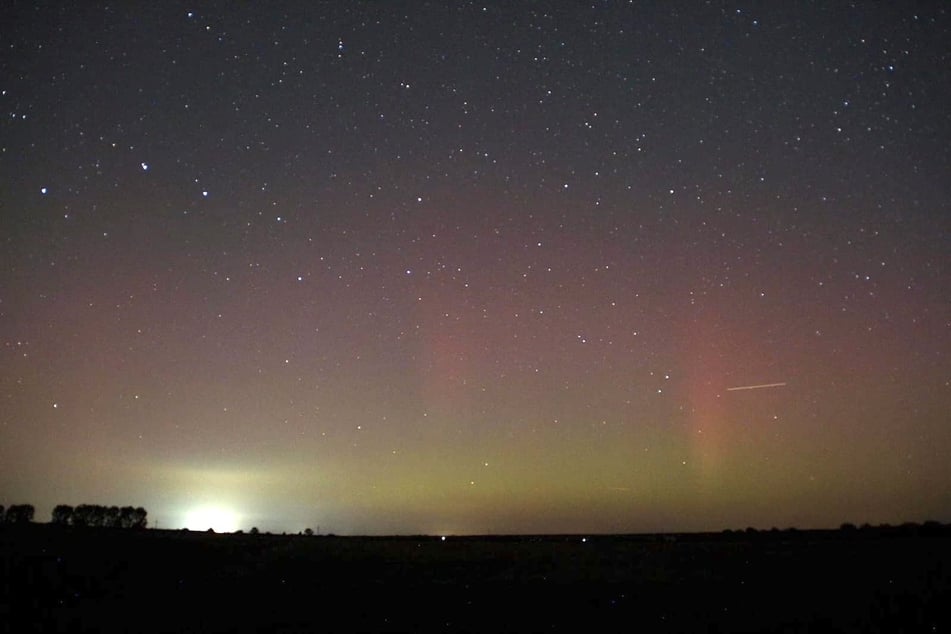 Das Naturschauspiel entsteht, wenn Sonnenwindpartikel aus Eruptionen auf das Erdmagnetfeld treffen.