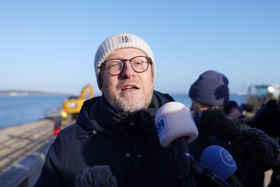 Timmendorfs Bürgermeister Sven Partheil-Böhnke (FDP) nach der ersten Befreiung des Wals am 27. März am Hafen von Niendorf.