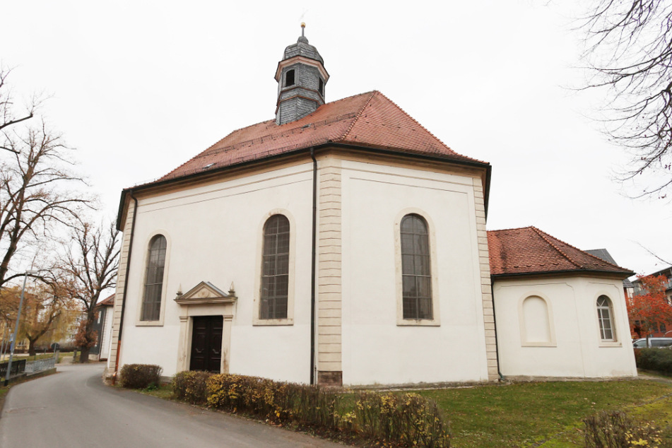 Blick auf die katholische Kirche St. Leopold. In einer neuen Allgemeinverfügung wurden jetzt auch Gottesdienste im Landkreis Hildburghausen verboten.