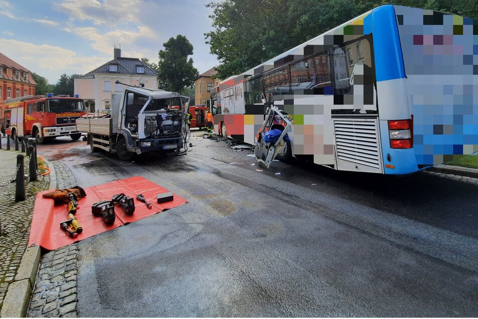 Auf der S111 kollidierten die beiden Fahrzeuge.